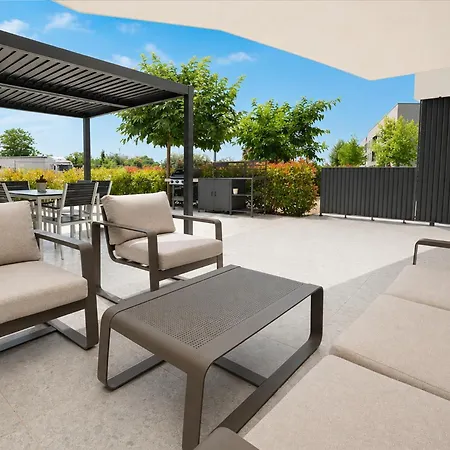Patty 1 A Modern With Outdoor Kitchen & Terrace In アパート ウマグ