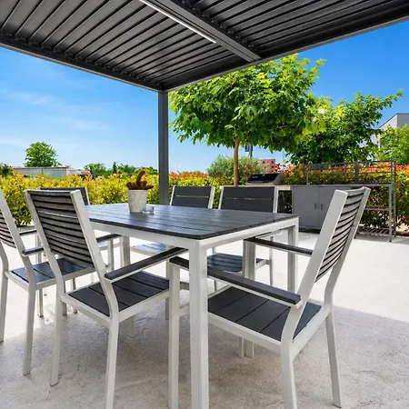 Patty 1 A Modern With Outdoor Kitchen & Terrace In ウマグ